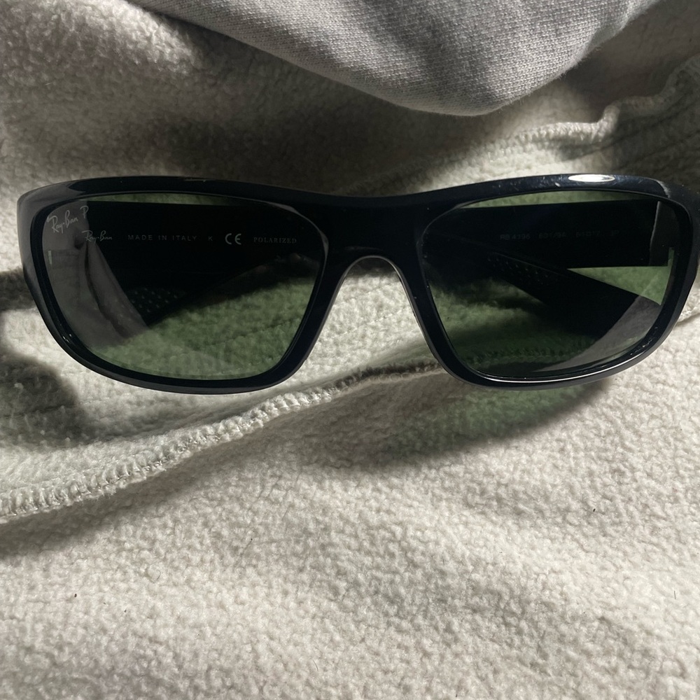 Ray-Ban RB 4196 Sunglasses Black size 61
Men’s